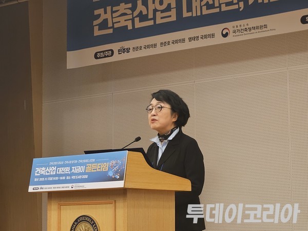▲ 김진애 국가건축정책위원회장이 17일 서울 여의도 국회도서관에서 열린 ‘건축산업 대전환, 지금이 골든타임’ 세미나에서 인사말을 하고 있다. 사진=이기봉 기자
