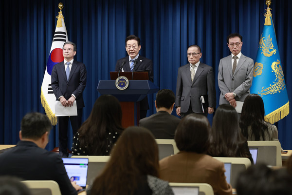 ▲ 이재명 대통령이 14일 서울 용산 대통령실에서 한·미 간 관세·안보 합의를 문서화하는 '조인트 팩트시트(JFS·합동설명자료)' 관련 발표를 하고 있다. 사진=뉴시스