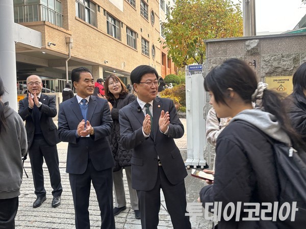 ▲ 13일 2026학년도 대학수학능력시험이 치러지는 서울시교육청 13지구 제14시험장인 여의도여자고등학교 앞에서 최교진 교육부 장관이 수험생들을 맞이하고 있다. 사진=투데이코리아
