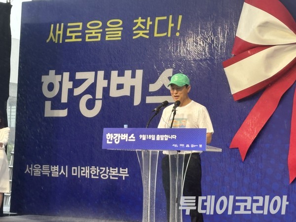 ▲ 오세훈 서울시장이 ‘한강버스’의 공식 출항을 하루 앞둔 지난 9월 17일 서울 여의도 선착장에서 열린 취항식에서 축사를 전하고 있다. 사진=투데이리아