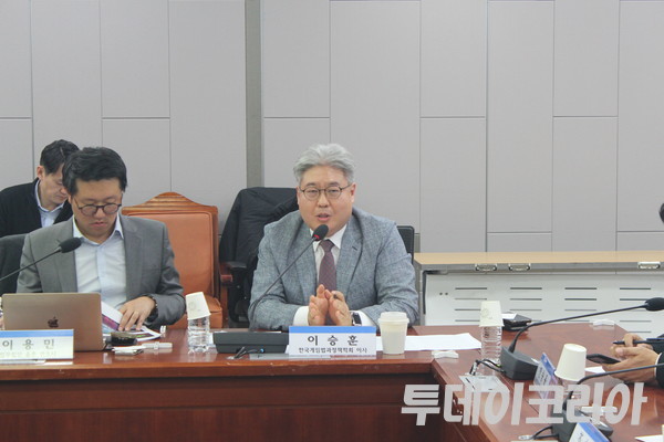 ▲ 이승훈 한국게임법과정책학회 이사가 18일 국회 의원회관에서 열린 ‘게임산업법 전면개정안, 무슨 내용을 담았나?’ 토론회에서 발언하고 있다. 사진=이기봉 기자