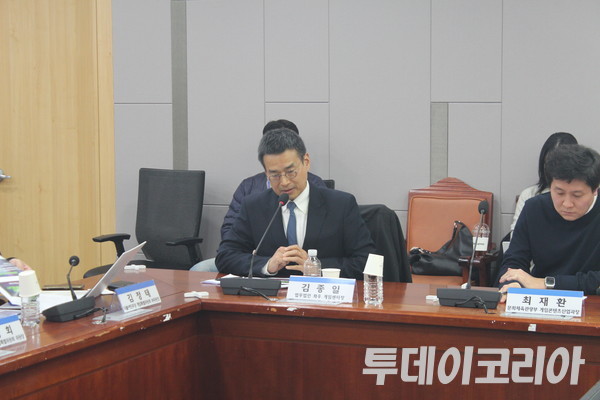 ▲ 김종일 법무법인 화우 게임센터장이 18일 국회 의원회관에서 열린 ‘게임산업법 전면개정안, 무슨 내용을 담았나?’ 토론회에서 발언하고 있다. 사진=이기봉 기자