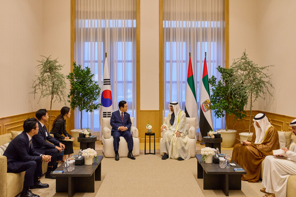 ▲ 아랍에미리트(UAE)를 국빈 방문 중인 이재명 대통령이 18일(현지 시간) 아부다비 카사르 알 와탄 대통령궁에서 무함마드 빈 자이드 알 나흐얀 UAE 대통령과 정상회담을 하고 있다. 사진=뉴시스