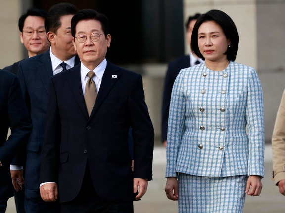 ▲ 남아공 G20 정상회의 참석 차 순방길에 오르는 이재명 대통령과 김혜경 여사가 17일 경기 성남 서울공항에서 공군 1호기로 향하고 있다. 이 대통령은 17~19일 아랍에미리트(UAE) 국빈 방문, 19~21일 이집트 공식 방문, 21~23일 남아공 G20 정상회의 참석, 24~25일 튀르키예 국빈 방문 일정을 이어간다. 사진=뉴시스