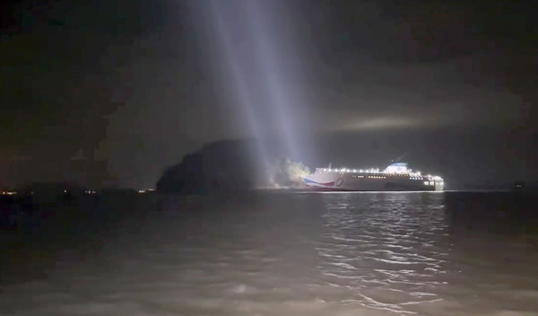 ▲ 19일 오후 전남 신안군 장산면 족도에서 승객 260여명을 태운 여객선이 좌초해 해경이 구조작업을 벌이고 있다. 사진=뉴시스