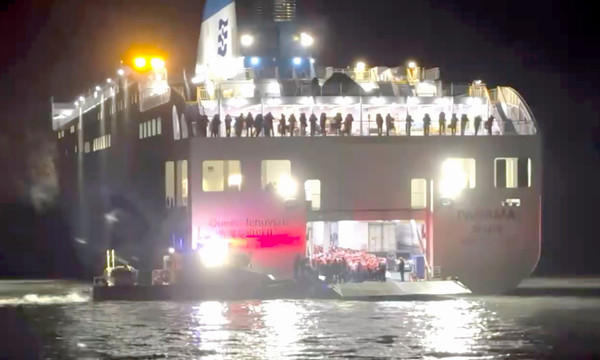 ▲ 19일 오후 전남 신안군 장산면 족도에서 승객 260여명을 태운 여객선이 좌초했다. 사진=목포해양경찰서