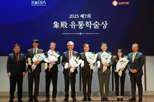 ▲ 롯데유통군 상전유통학술상 수상자 단체사진. 사진=롯데 유통군
