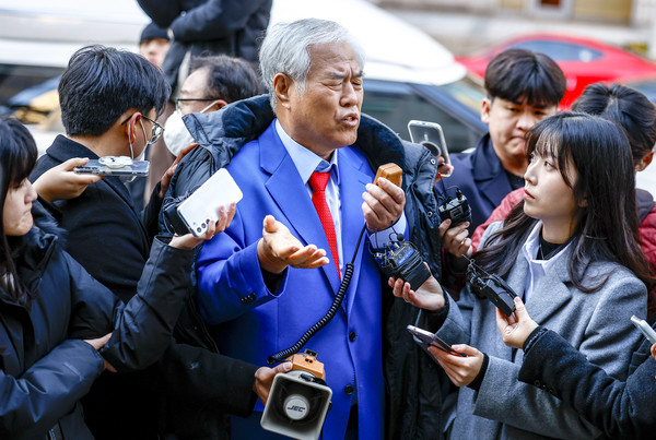 ▲ 특수건조물침입·특수공무집행방해 교사 등 혐의를 받는 전광훈 사랑제일교회 목사가 지난 18일 서울 종로구 서울경찰청으로 피의자 신분 조사를 받기 위해 출석하며 입장을 밝히고 있다. 사진=뉴시스