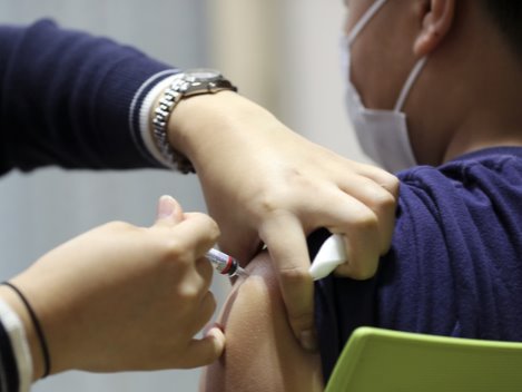 ▲ 정부가 만 13~18세 이하 청소년을 대상으로 독감 국가 예방접종 사업을 시작한 13일 서울 동대문구 한국건강관리협회 건강증진의원 서울동부지부에서 한 학생이 독감 예방 접종을 하고 있다.  사진제공=뉴시스.