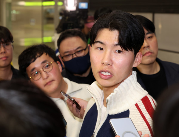 ▲ 미국 메이저리그 월드시리즈 챔피언 LA 다저스의 김혜성이 6일 오후 인천국제공항을 통해 귀국하며 취재진의 질문에 답하고 있다. 사진=뉴시스