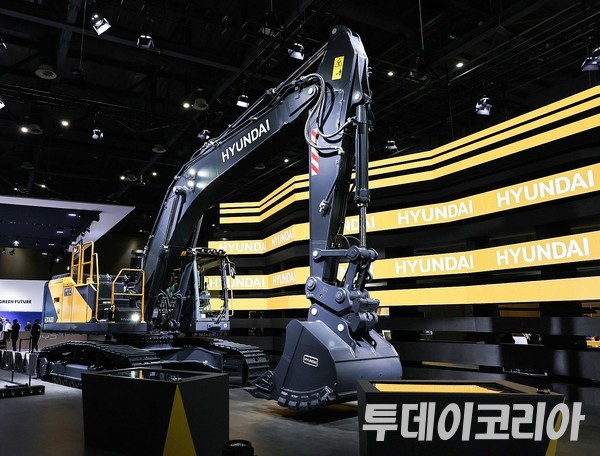 ▲ HD현대건설기계의 40톤급 굴착기 ‘HYUNDAI HX400’ 모습. 사진=투데이코리아