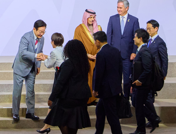 ▲ 이재명 대통령이 22일(현지 시간) 남아프리카공화국 요하네스버그 엑스포 센터에서 열린 G20 정상회의 단체사진 촬영에서 다카이치 사나에 일본 총리와 악수하고 있다. 사진=뉴시스