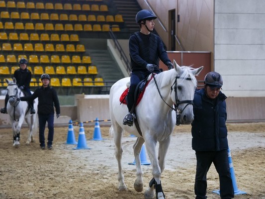 ▲ 과천 시민이 한국마사회에서 승마 강습을 받고 있다. 사진=한국마사회