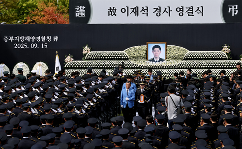 ▲ 갯벌에 고립된 노인을 혼자 구하려다 숨진 고(故) 이재석 경사의 영결식이 진행된 지난 9월 15일 인천 서구 인천해양경찰서에서 고인의 영정과 운구행렬이 나오고 있다. 사진=뉴시스