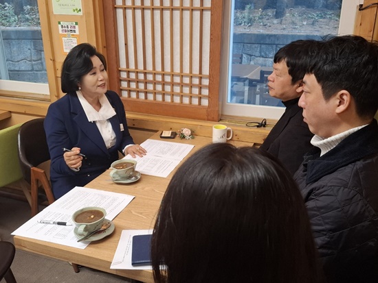 ▲ 정윤경 경기도의회 부의장이 군포시사회복지협의회와 간담회를 열고 장애인주간이용시설의 운영 안정성과 돌봄 서비스 질 제고 방안을 논의했다. 사진=경기도의회