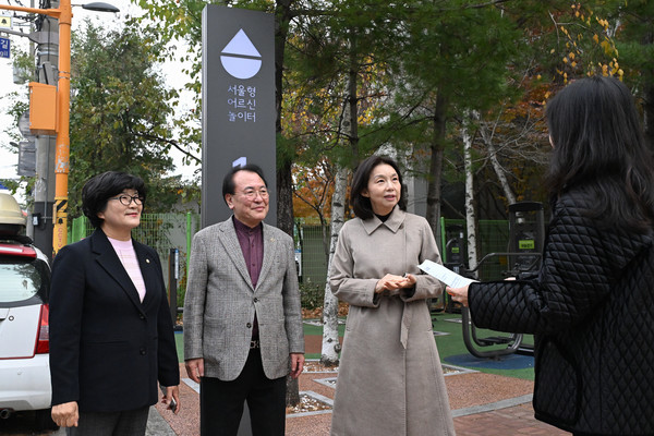 ▲ 최호정 서울시의회 의장이 지난 24일 초고령 시대를 맞아 자치구마다 조성 중인 어르신 놀이터와 어르신들을 주·야간으로 돌보는 어르신 돌봄 시설을 방문했다. 사진=서울시의회