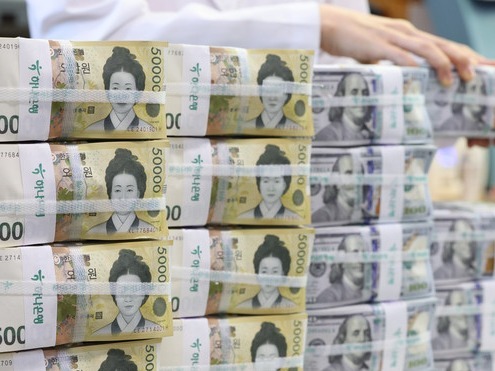 ▲ 서울 중구 하나은행 위변조대응센터에서 직원이 달러화와 원화를 정리하고 있다. 사진=뉴시스