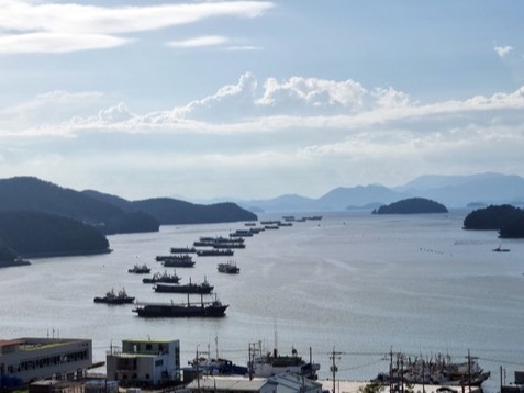 ▲ 8일 경남 통영 미수항 인근에 멸치잡이어선 등 선박들이 줄 지어 정박해 있다. 사진=뉴시스