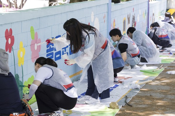 ▲ 한국도로공사 임직원들이 김천 서부초등학교에서 벽화 그리기 봉사활동을 진행하고 있다. 사진=한국도로공사