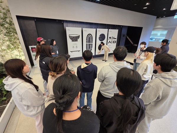 ▲ 지난 21일, 판교 본사에서 진행된 ‘기업탐방’ 프로그램에 참여한 이주배경 청소년들이 사옥을 둘러보고 있는 모습. 사진=교촌에프앤비