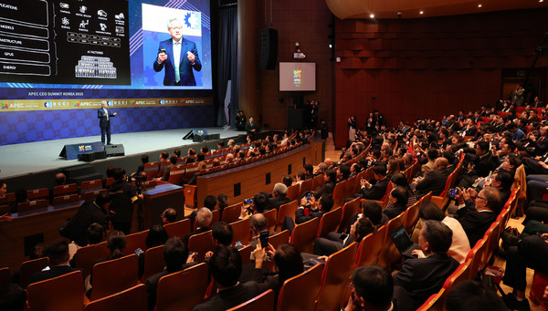 ▲ 젠슨 황 엔비디아 최고경영자(CEO)가 지난 10월 31일 경북 경주예술의전당에서 열린 아시아태평양경제협의체(APEC) CEO 서밋에서 특별세션 기조연설을 하고 있다. 사진=뉴시스