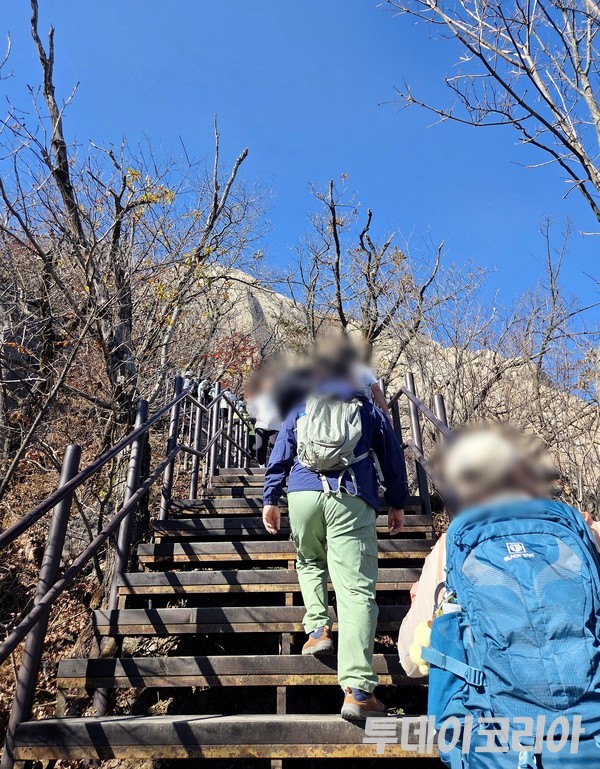 ▲ 서울 북한산 국립공원을 찾은 등산객들이 산행을 즐기고 있다. 사진=투데이코리아