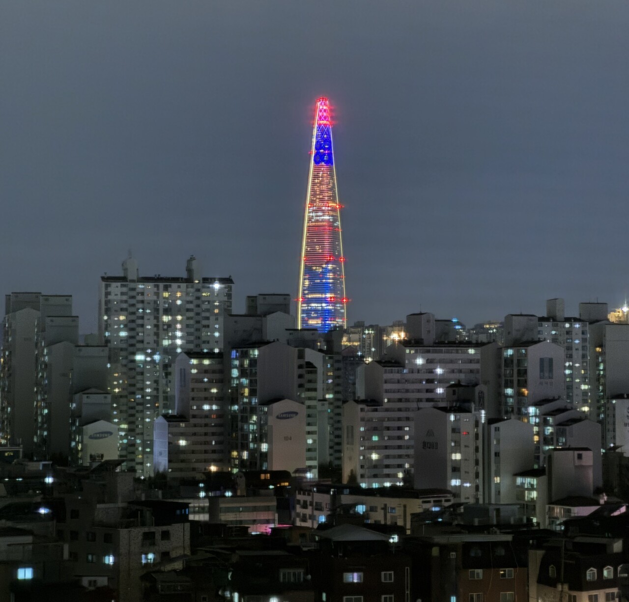 개천절 맞아 롯데월드타워에 외벽에 등장한 태극기···빛으로 전하는... - 뉴스 썸네일 이미지
