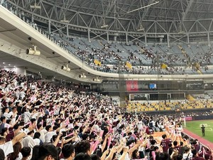 <b>프로야구</b>, <b>400만 관중</b> 돌파···"우려에도 식지 않은 <b>야구</b> 인기"