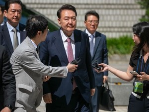 <b>윤석열</b>, '문 부수고 의원 끌어내라' <b>의혹</b> 6차 공판 출석···특검 질문엔...