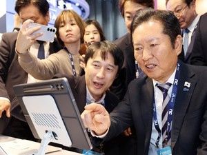 지스타 찾은 정청래 "20년 간 눈부시게 발전해" - 뉴스 썸네일 이미지